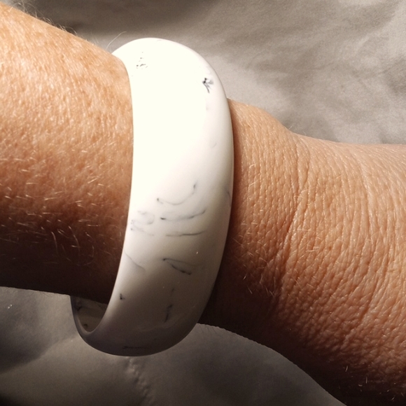Bracelet hard plastic made to look like marble. - Picture 1 of 5